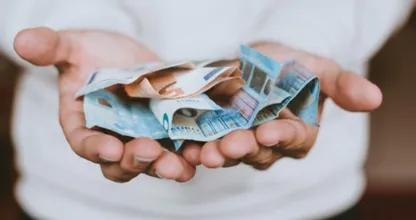 Wat kun je doen als je vrienden veel geld hebben, maar jij krap bij kas zit?