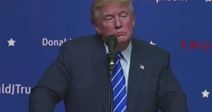 Ongemakkelijk: Donald Trump weet niet hoe de Amerikaanse vlag eruit ziet