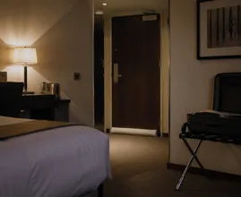 Mettete sempre un asciugamano sotto la porta della vostra camera d'albergo. Ecco perché.