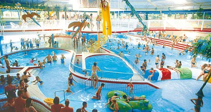 BELACHELIJK: deze meisjes worden betast in het Tikibad en wat er dan gebeurt.. schandalig dit!
