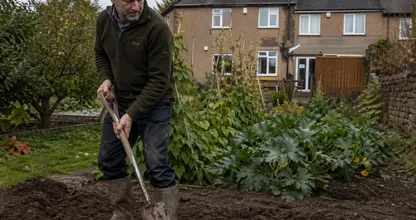 Un hombre desentierra un collar en su jardín: la reacción del joyero le deja atónito