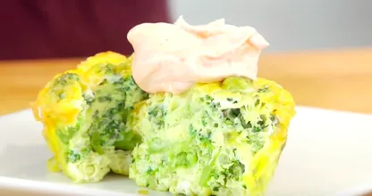 Fantastisch: diese cremig würzigen kohlenhydratarmen mini Frittas kannst du einfach in deiner Muffinform backen!