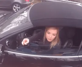 Vrachtwagenchauffeur neemt zoete wraak op de rijke vrouw die hem blokkeerde op de weg!