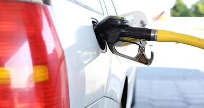 Benzine gemorst? Zo krijg je de benzinelucht uit je auto en kleding