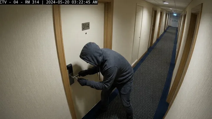 Erfahrene Reisende benutzen vor dem Schlafengehen Tassen an Hoteltürgriffen - der Grund dafür ist überraschend clever