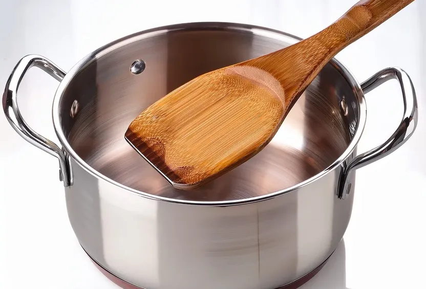 De simpele truc met een houten lepel die voorkomt dat je pan overkookt, maar er zit een addertje onder het gras