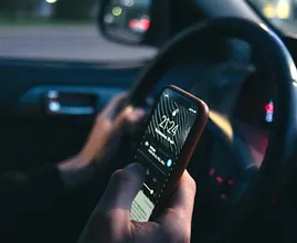 Appen achter het stuur: 'Politie zet camera in die smartphone herkent'