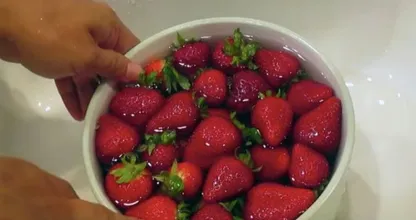 Voici pourquoi vous devriez faire tremper les fraises dans du vinaigre avant de les manger !