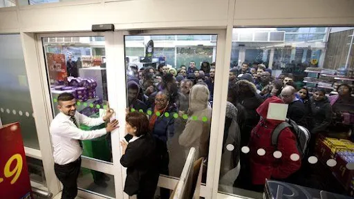 Oude vrouw wordt vertrapt terwijl ze een cadeau voor haar kleinzoon probeert te kopen op Black Friday
