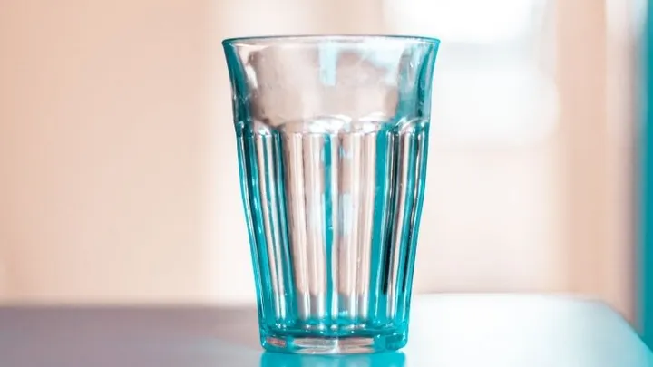 Dit is waarom je glazen moet schoonmaken met rijst en azijn