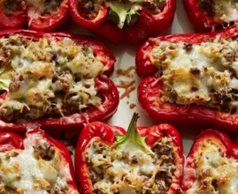 Ein Augenschmaus, der genau so lecker schmeckt: gefüllte Paprika mit Hackfleisch!