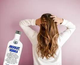 Meng wodka door je shampoo en je profiteert van deze voordelen