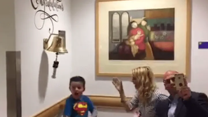 Prachtig om te zien: kleine Jimmy (6) viert dansend zijn laatste chemokuur!