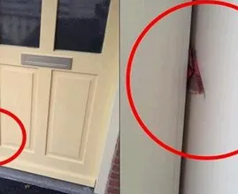La policía advierte sobre pedazos de cartón entre la puerta principal. Llama a la policía si ves esto