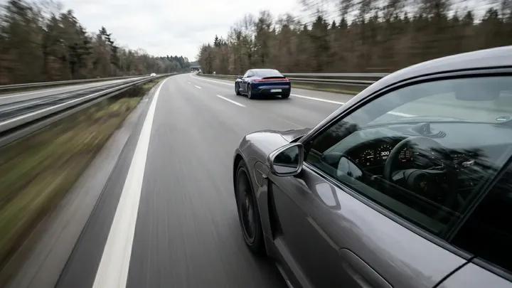 A inesperada corrida de 300 km/h deste carro na Autobahn está mudando tudo o que os motoristas pensavam que sabiam