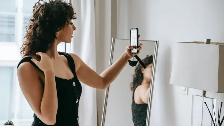 Il marito riceve una foto dalla moglie - ma poi vuole subito il divorzio