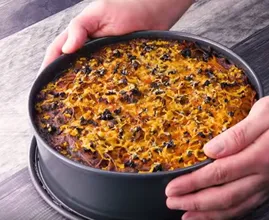 Er backt Spaghetti in einer Springform und guck mal wie lecker das aussieht!
