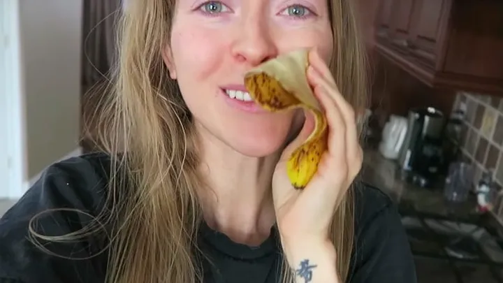 This woman rubs a banana peel on her face every day and this is the reason!