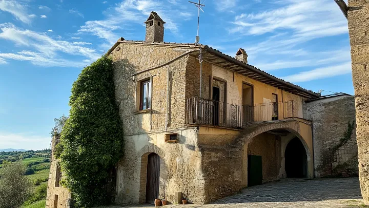 Esta señora de 57 años vive en una casa de sólo 1 euro, ¡pero cuando veas el interior querrás vivir allí!