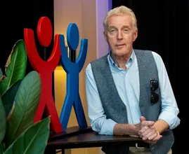 André van Duin ontvangt belangrijke prijs en grapt: 'Nog nooit van gehoord'