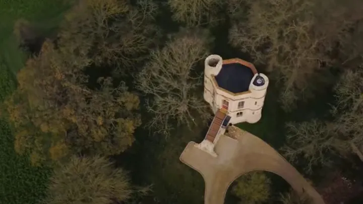 Arquitecto transforma un castillo en ruinas en una hermosa casa