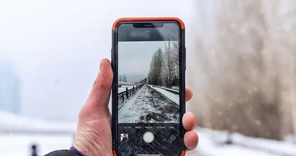 Dit is waarom de batterij van je telefoon sneller leeg is als het koud is