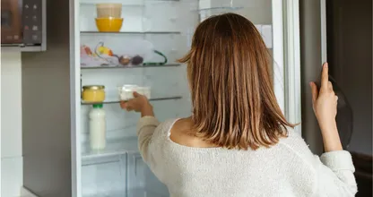 Met deze tips verwijder je vervelende geurtjes uit je koelkast