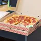 Unique : Un homme demande sa petite amie en mariage avec une pizza
