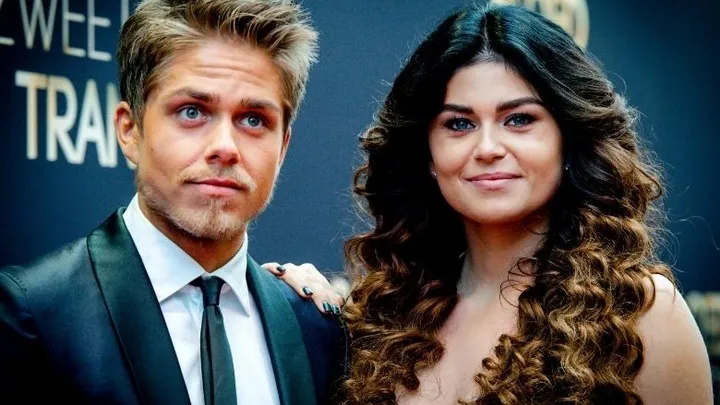 Daar is-ie dan: de herenigingsfoto van Roxeanne en André Hazes