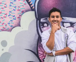 De moeder van de 22-jarige Jonathan wordt altijd aangezien voor zijn vriendin