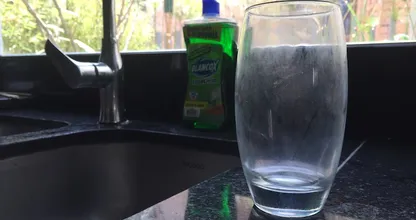 Los vasos lechosos se vuelven transparentes y brillantes de nuevo