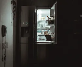 Boodschappen opbergen: kun je de koelkastdeur beter open laten of steeds open en dicht doen?