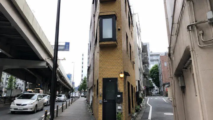 Student woont in het kleinste appartement in Japan van 300 dollar per maand - en zoiets hebben we nog nooit gezien!