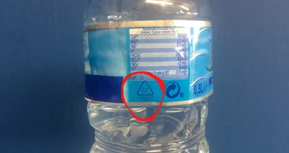 Aha! Das bedeuten diese komischen Zeichen auf den Plastikflaschen! Hätten wir das früher gewusst!