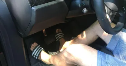 Met slippers aan of op blote voeten autorijden: mag dat nu wel of niet?