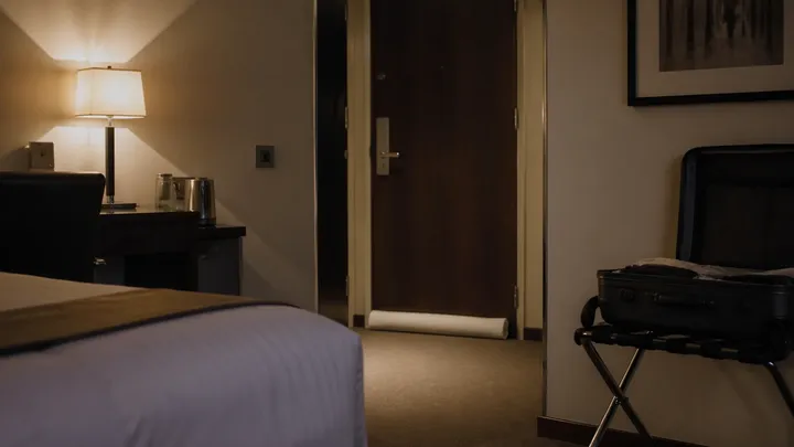 Mettete sempre un asciugamano sotto la porta della vostra camera d'albergo. Ecco perché.