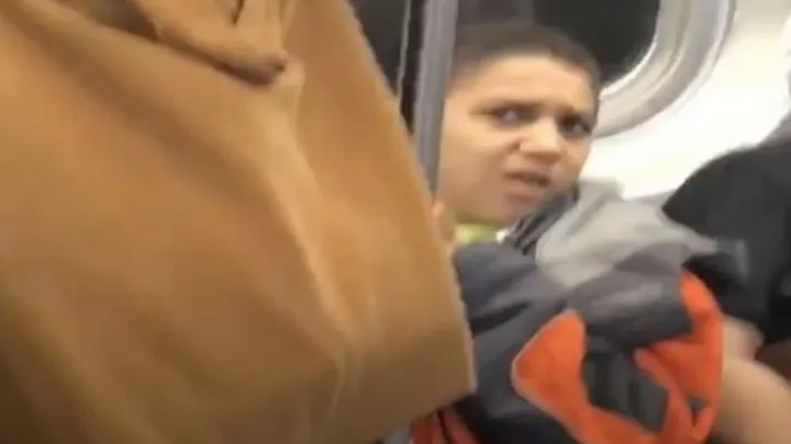 Un inconnu donne une leçon à un adolescent après qu’il ait refusé de bouger ses jambes sur le côté dans le métro