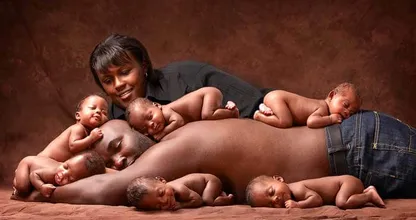 DEZE foto van een zesling werd werd een paar jaar geleden wereldberoemd, moet je de nieuwe familiefoto eens zien!