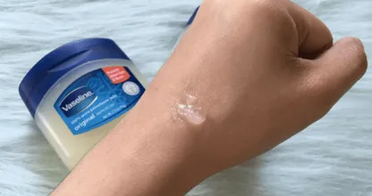 Wil je mooiere wimpers? Dan zou Vaseline weleens de oplossing kunnen zijn...