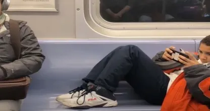 Un inconnu donne une leçon à un adolescent après qu’il ait refusé de bouger ses jambes sur le côté dans le métro