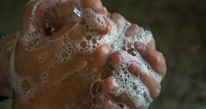 石鹸や消毒液で手を洗い過ぎてはいけない理由とは