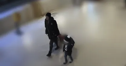 Kind zeer waarschijnlijk achtergelaten: politie vindt kleuter moederziel alleen op Amsterdam Centraal