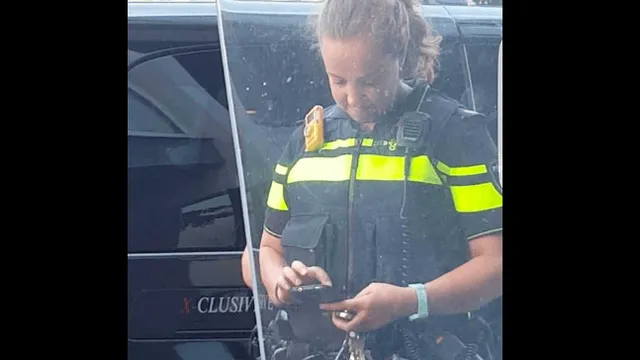 Deze jongen probeert zijn oma te helpen en wat de politie dan doet.. Schandalig dit!