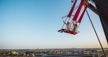 Wow, zou jij durven? De hoogste schommel van Europa staat in Amsterdam, dit moet je zien!