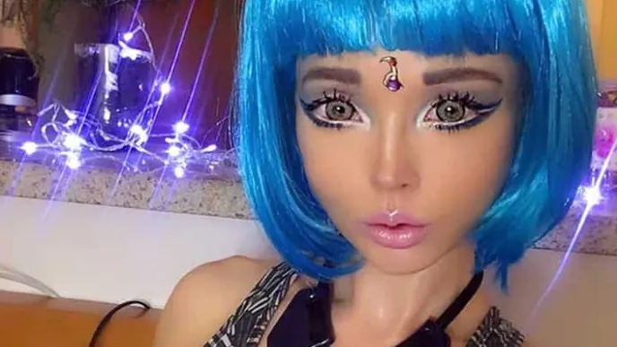 Ce n’est pas une poupée Barbie - C’est un vrai être humain !