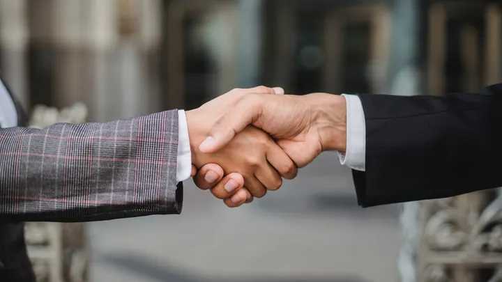CEO wijst sollicitant in korte broek de deur, dit blijkt de fout van zijn leven