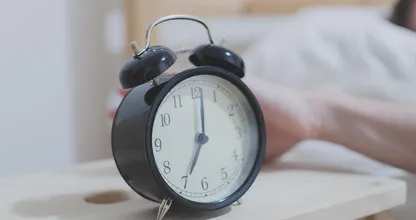 Hoppla! Diese 4 typischen unbewussten Fehler erschweren dir jeden Morgen das Aufwachen.
