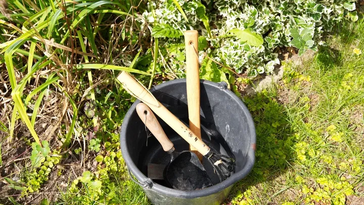 Met deze simpele truc bescherm je je tuingereedschap tegen roest in de winter