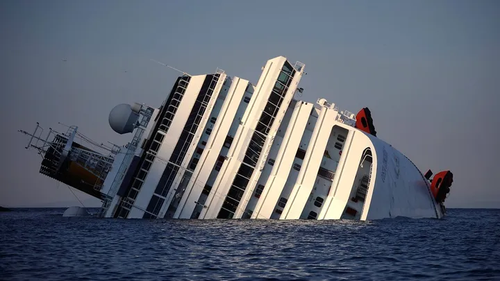 Dos hombres entran en un crucero abandonado y, al descubrir lo que había dentro, llaman a la policía