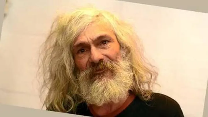 Wauw! Deze zwerver blijkt een ware 'George Clooney' na een grondige opknapbeurt.. Hij herkent zichzelf niet eens meer!